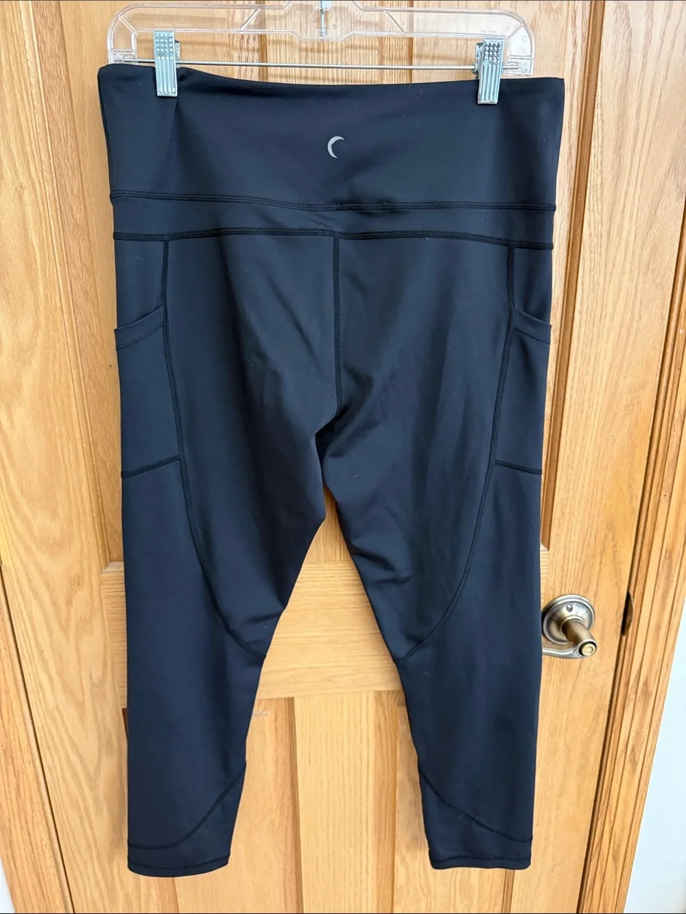 ZYIA Black Activewear Capri Leggings with side pockets
